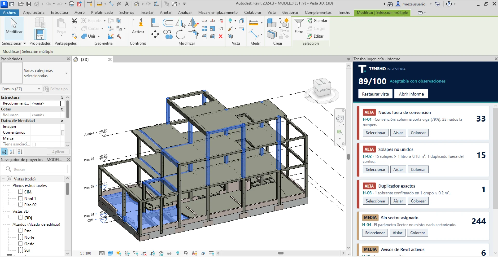 El complemento de TENSHO funcionando dentro de Revit 2024 sobre el modelo estructural de referencia. El panel muestra 89/100 con la banda «Aceptable con observaciones» y las tarjetas de hallazgos —33 nudos fuera de convención, 15 solapes no unidos, 1 duplicado exacto, 244 elementos sin sector y 6 avisos activos—, cada una con los botones Seleccionar, Aislar y Colorear. En la vista, los elementos de un hallazgo aparecen seleccionados en azul.
